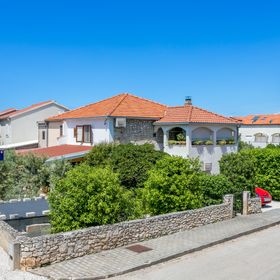 Apartmanok Parkolóhellyel Mirca, Brac - 729 Mirca