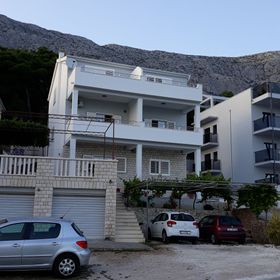 Apartmanok Parkolóhellyel Medici, Omis - 1045 Medići