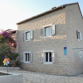 Apartmanok Parkolóhellyel Mirca, Brac - 2838 Mirca
