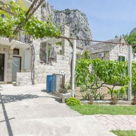 Apartment Petea Omis