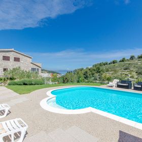 Apartments Drazen Stomorska