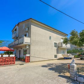 Apartments Carmen Kampor