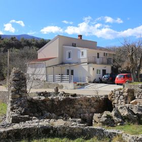 Apartmanok Parkolóhellyel Ostrvica, Omis - 13749 Ostrvica