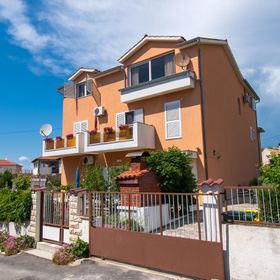 Apartments Čaće Brodarica