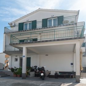 Apartments Polly Primosten