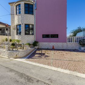 Apartments Anna Okrug Gornji