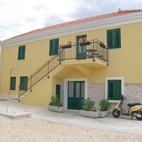 Apartments Mare Primosten