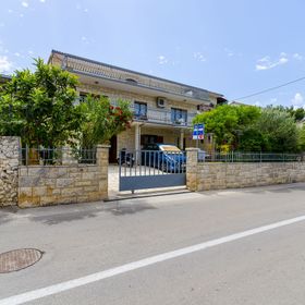 Apartments Vanja Arbanija