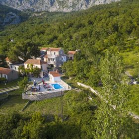 Apartmanok Családok Részére Medencével Gornji Tucepi, Makarska - 17686 Gornji Tučepi