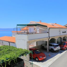 Apartmanok Parkolóhellyel Pisak, Omis - 16239 Pisak