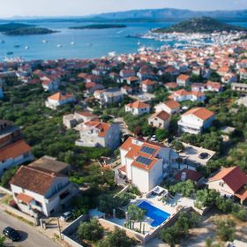 Apartmanok Családok Részére Medencével Murter - 16655