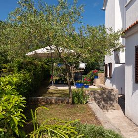 Apartmanok és Szobák Parkolóhellyel Njivice, Krk - 17010 Njivice