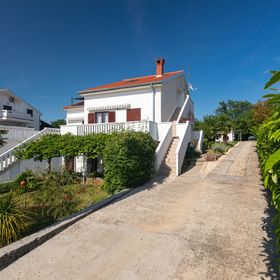 Apartmanok és Szobák Parkolóhellyel Njivice, Krk - 17010 Njivice