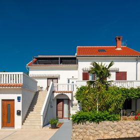 Apartmanok és Szobák Parkolóhellyel Njivice, Krk - 17010 Njivice