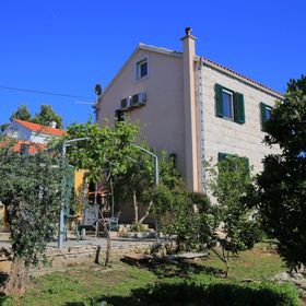 Apartmanok Parkolóhellyel Splitska, Brac - 17023 Splitska