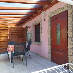 Gyöngy Apartmanház Igal