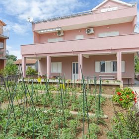 Apartment Sime Brodarica