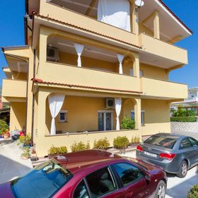 Apartments Mirjana Lopar