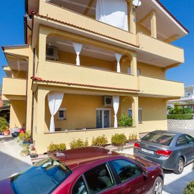 Apartments Mirjana Lopar