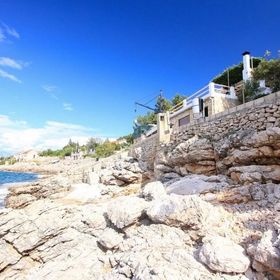 Robinson House Delphinus Virak