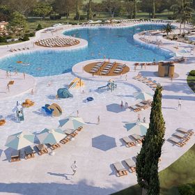 Royaluxs Hotel Resort Nin