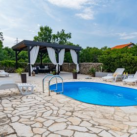 Apartmanok Családok Részére Medencével Krasica, Rijeka - 18059 Krasica