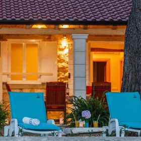 Robinson House Kleopatra Mutnik