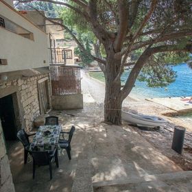 Robinson House Borik Pelinovik