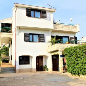 Apartmanok Parkolóhellyel Primosten - 15499 Primošten