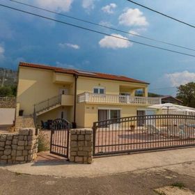 Kuca Ujdenica Grizane Kostelj