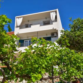 Apartments Nina & Mili Igrane