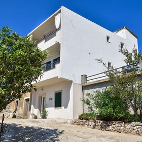 Apartments Nina & Mili Igrane