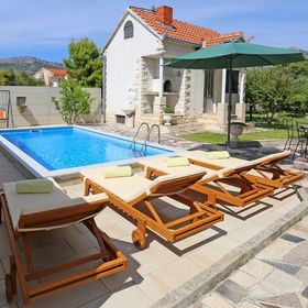 Apartment Ana with private pool Solin