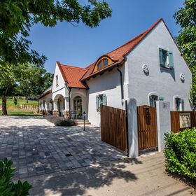 Oszter Udvarház Kékkút