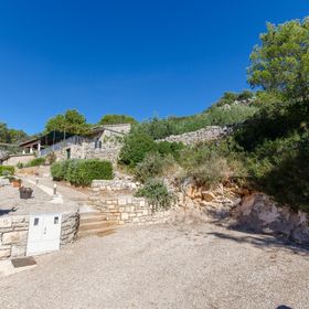 House Isabella Necujam