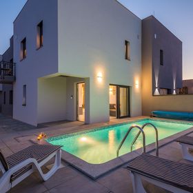 Apartmanok Családok Részére Medencével Vir - 18522