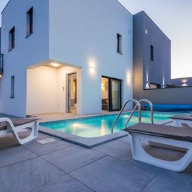 Apartmanok Családok Részére Medencével Vir - 18522