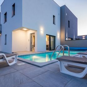 Apartmanok Családok Részére Medencével Vir - 18522