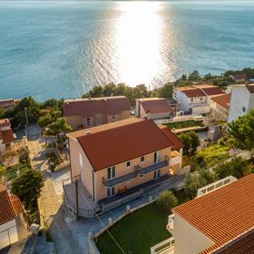 Apartmanok Családok Részére Medencével Stanici, Omis - 18676 Stanići