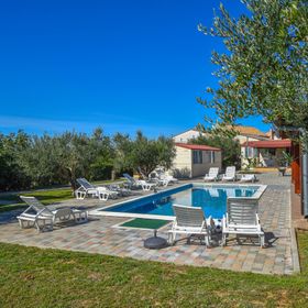 Apartments Flora Pakostane