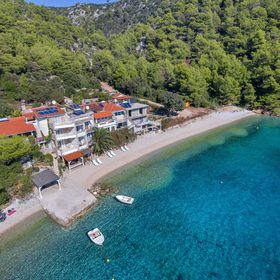 Apartments Robinzon Nikola Bogomolje