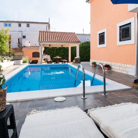 Apartments and Room Agiss with pool Vodice
