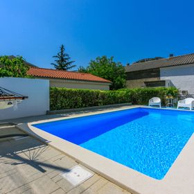 House Goldie Tribalj