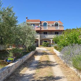 Apartments Studenac Tkon