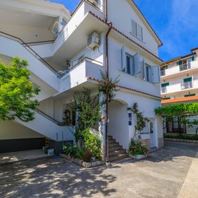 Apartments Anica J Lopar