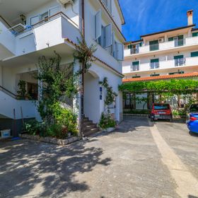 Apartments Anica J Lopar