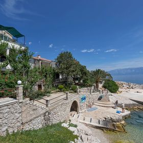 House Sea rose Zastrazisce