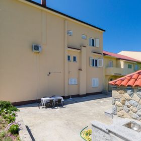 Apartments and Room Sime M Lopar
