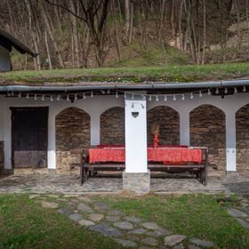 Casa Sub Magrin Sat Bătrân