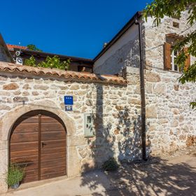 House Stara kuća-old stone house Grižane